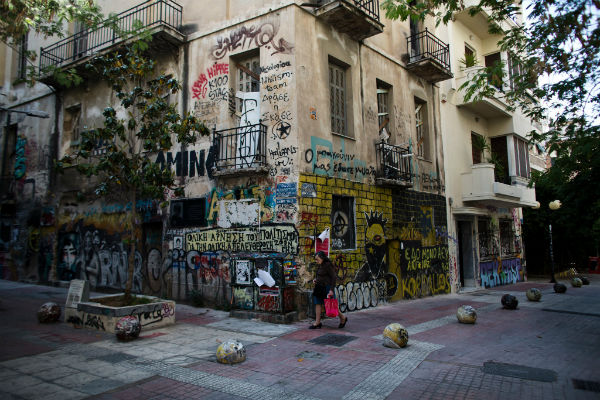 Anarquistas preenchem vácuo do governo e assumem assistência social na Grécia