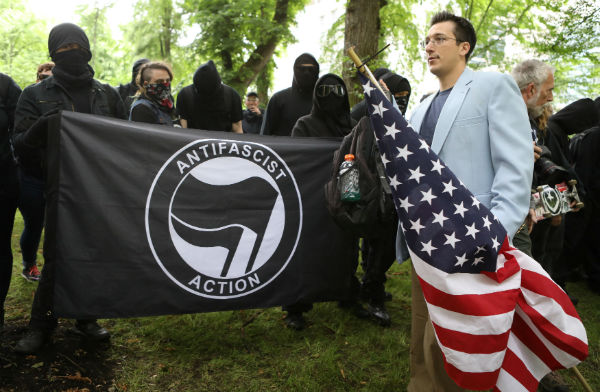 [EUA] Vídeo: Antifascistas se opõem a um comício de extrema-direita/direita alternativa